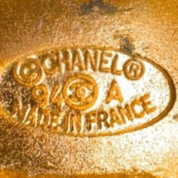 CHANEL Button Clip On Earrings CC logo with rope border. Chanel box included - Picture 5 of 9